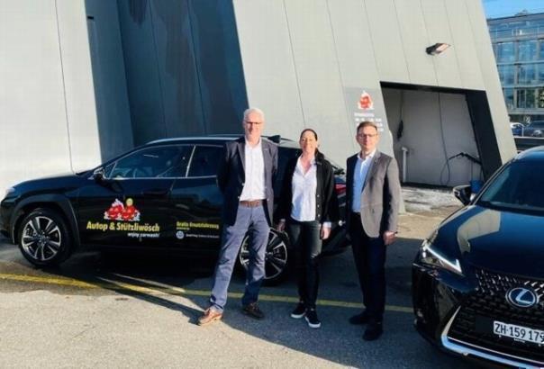 v.l.n.r. Christian Wellauer (Direktor Lexus Schweiz), Janine Meyerstein (CEO / Inhaber Autop AG), , Luca Giallela (Geschäftsführer Emil Frey Zollikon Erlenbach)